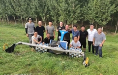 2019年，山東東營市黃河河務(wù)局采購一臺(tái)德國坡厲斜坡割草機(jī)。